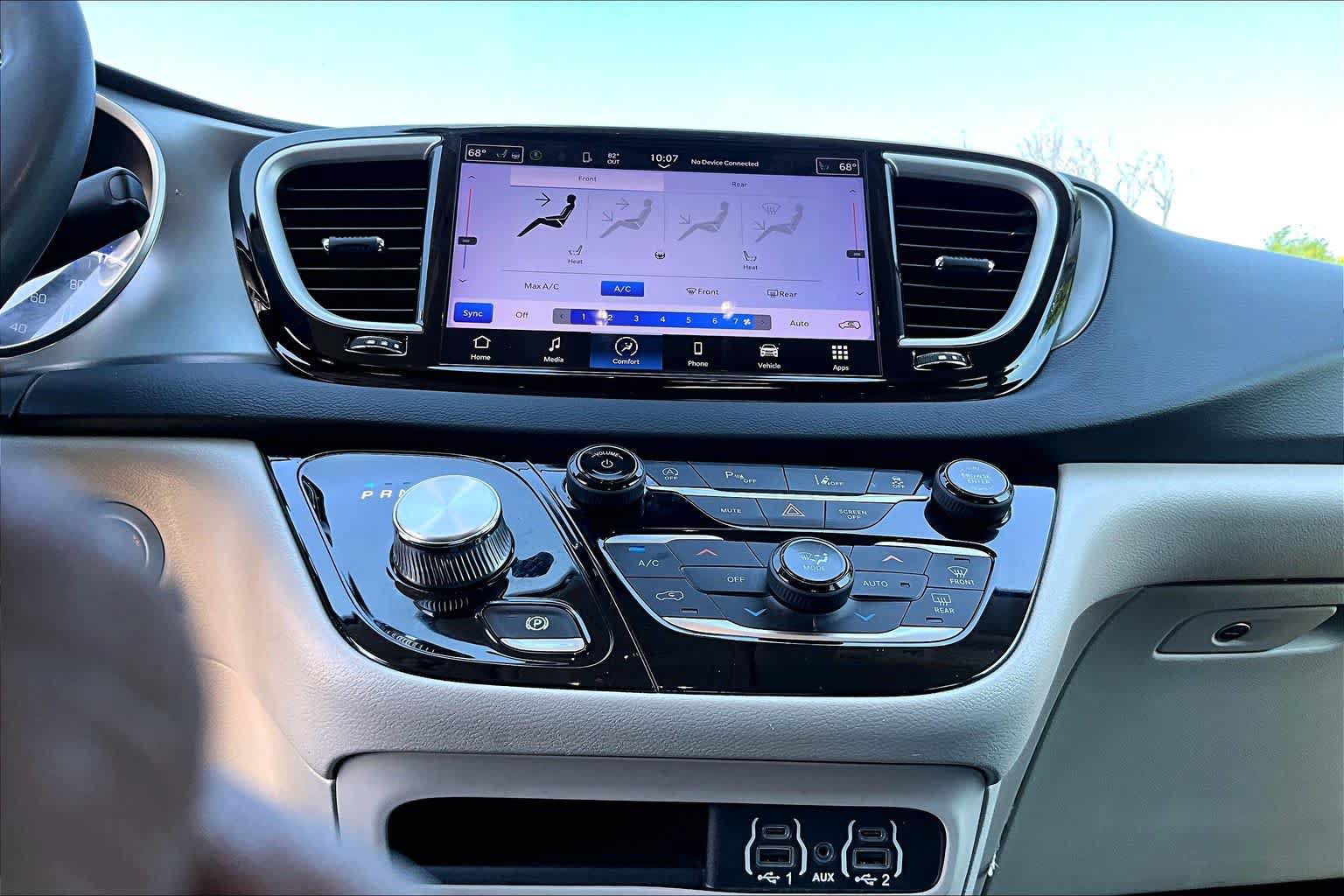Used 2023 Chrysler Pacifica Touring-L FWD image 34