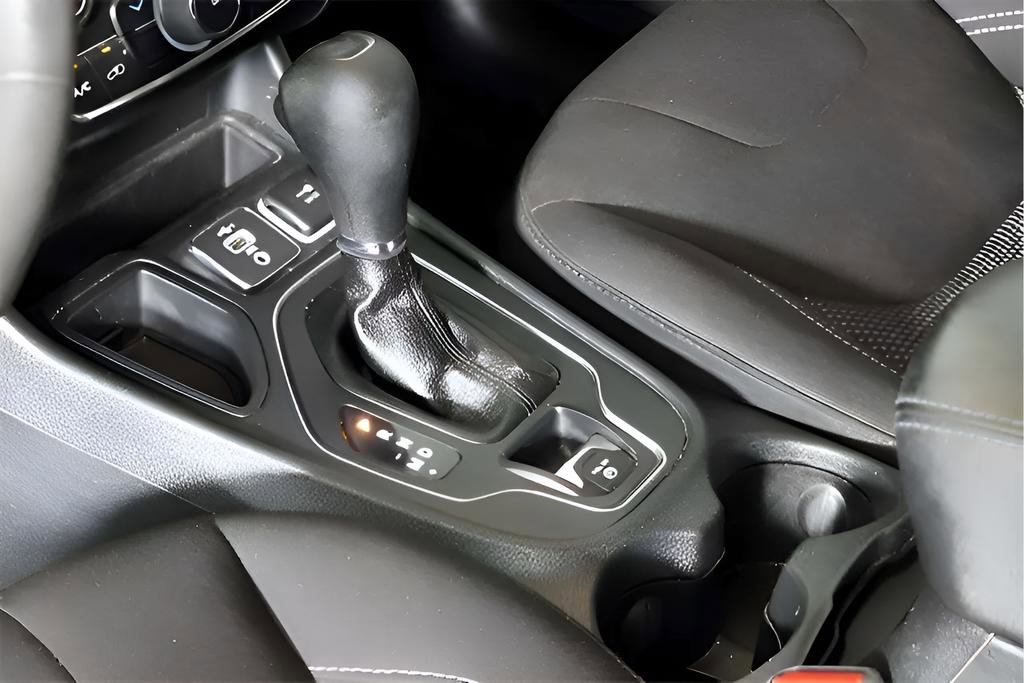 Used 2021 Jeep Cherokee Latitude FWD image 10