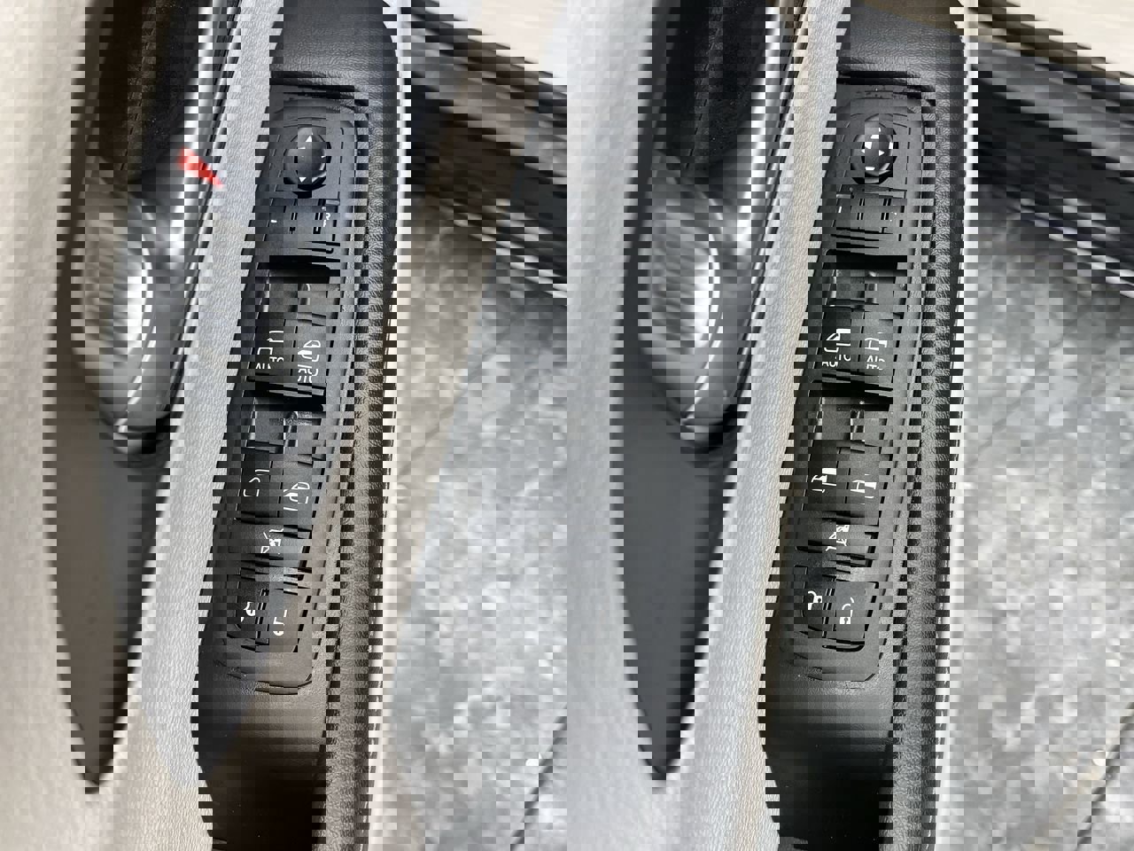 Used 2024 Chrysler Pacifica Touring-L image 7