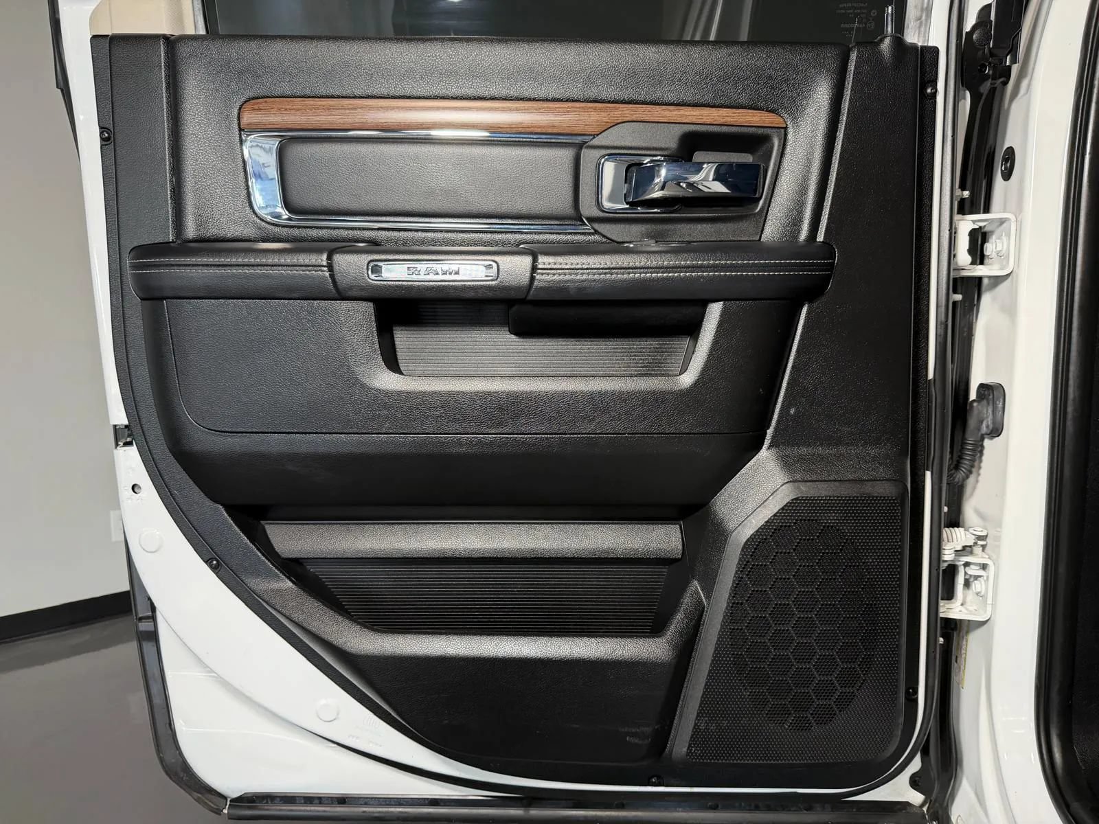 Used 2015 RAM 1500 Laramie w/ Convenience Group AWD/4WD image 19