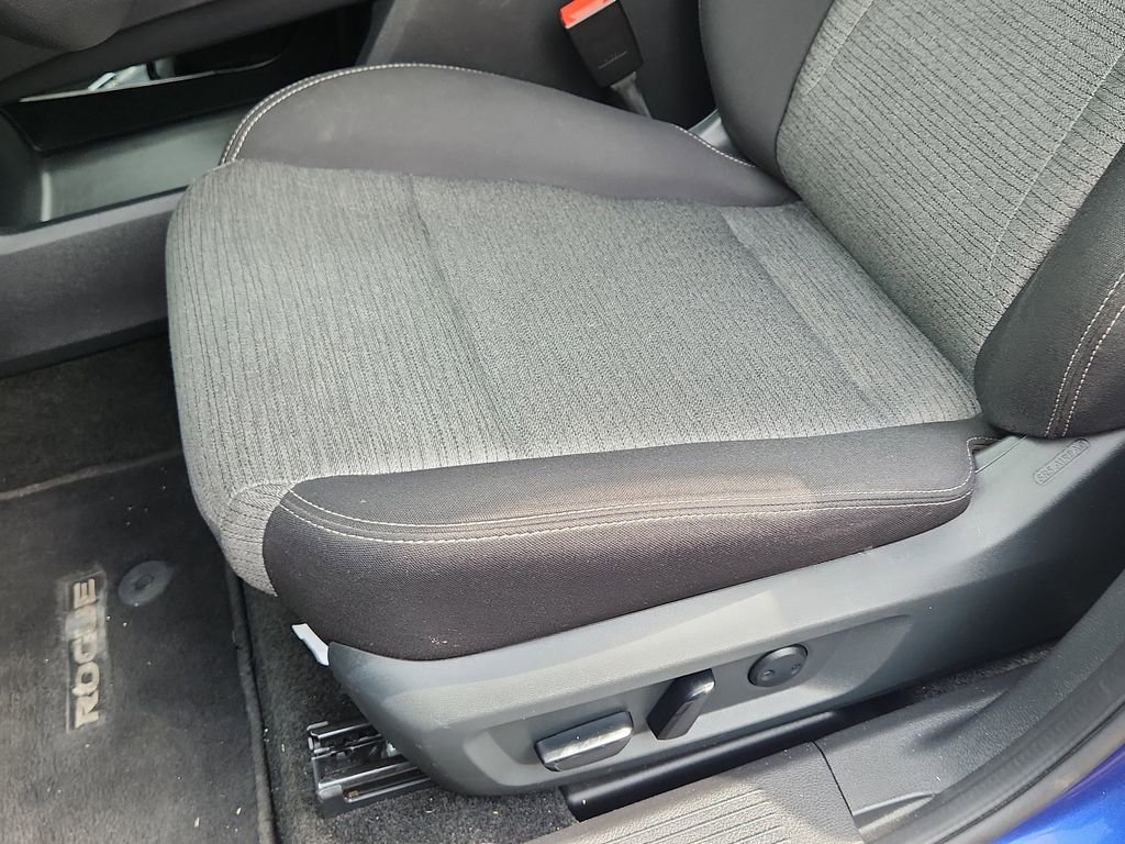 Used 2023 Nissan Rogue SV image 7