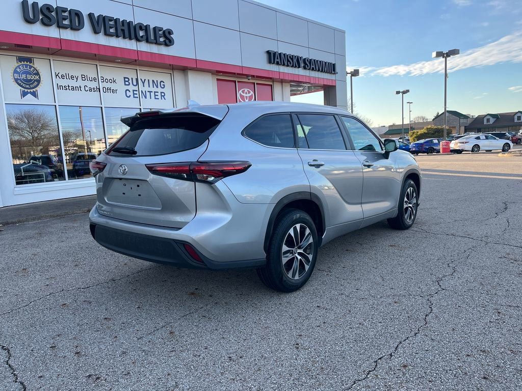 Certified 2024 Toyota Highlander XLE image 6