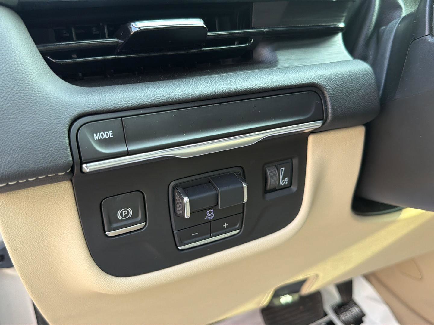 Used 2021 Cadillac Escalade Premium Luxury w/ Performance Package RWD image 29