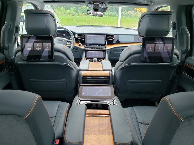 Used 2024 Jeep Grand Wagoneer Series III w/ Rear Seat Video Group 1 AWD/4WD image 17