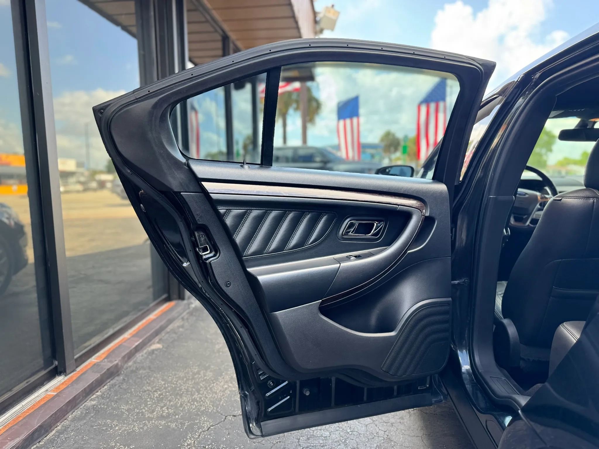 Used 2015 Ford Taurus Limited FWD image 16