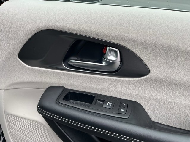 Used 2024 Chrysler Pacifica Touring-L image 79