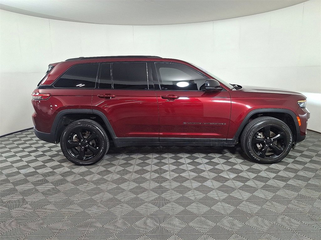 Used 2023 Jeep Grand Cherokee Altitude image 11