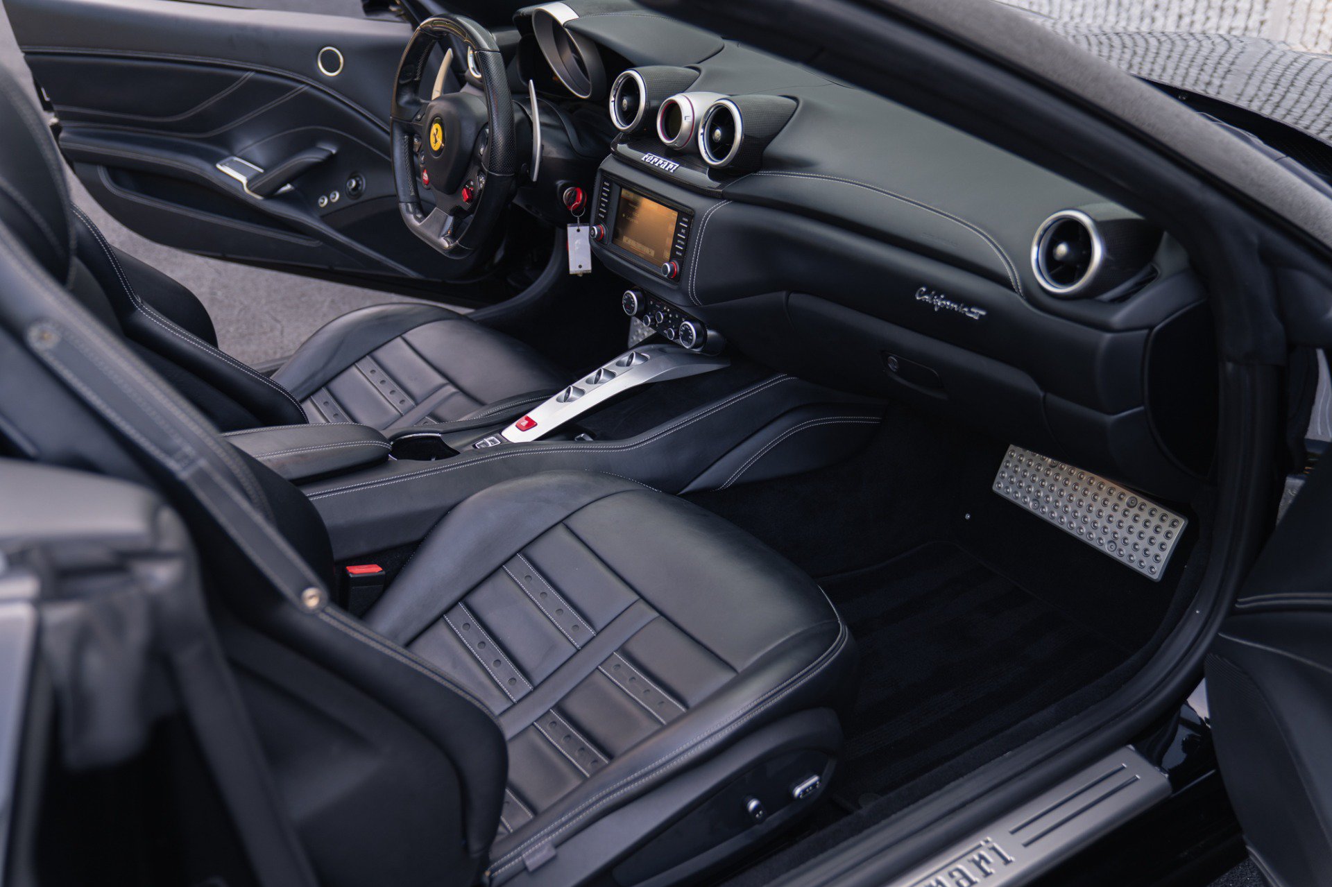 Used 2017 Ferrari California T RWD image 33