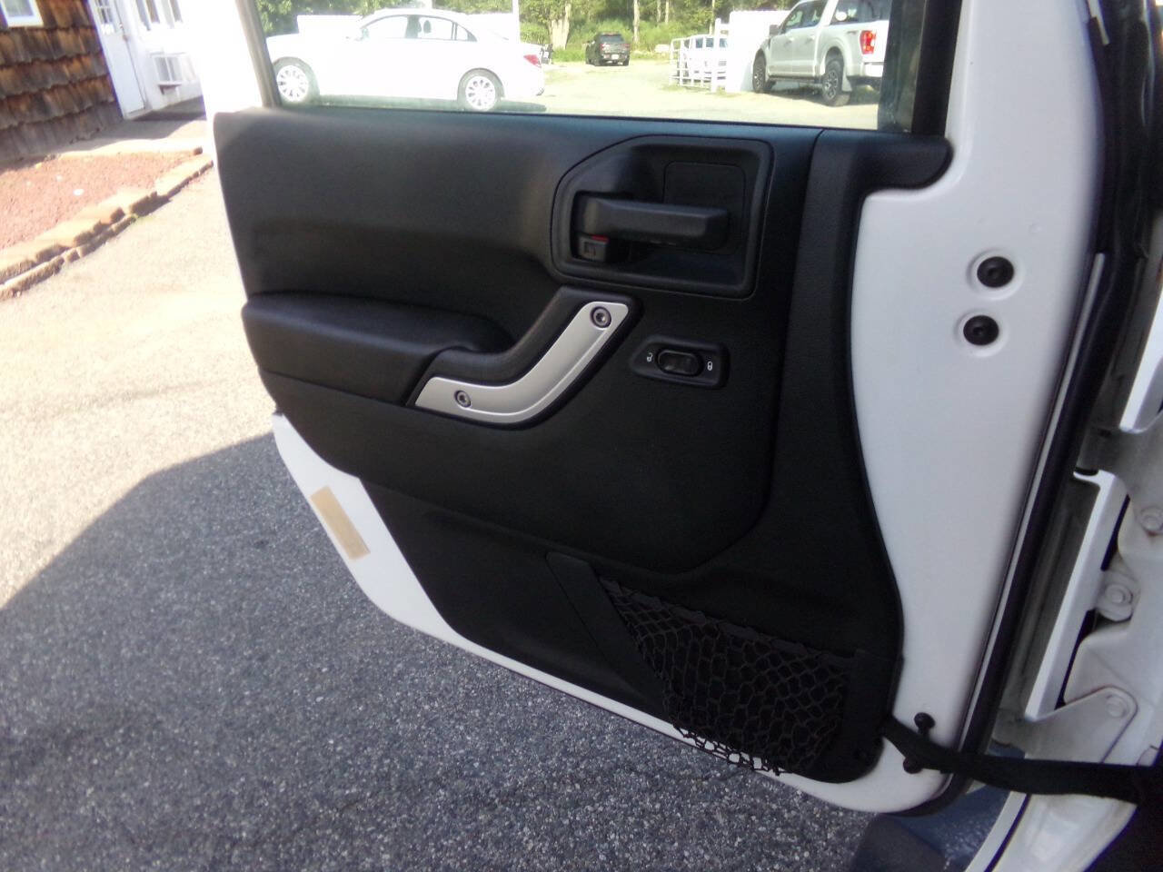 Used 2017 Jeep Wrangler Unlimited Sahara image 31