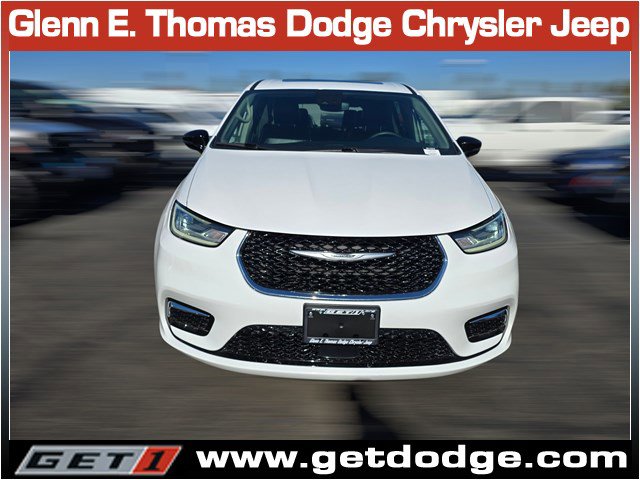 Certified 2024 Chrysler Pacifica Limited image 2