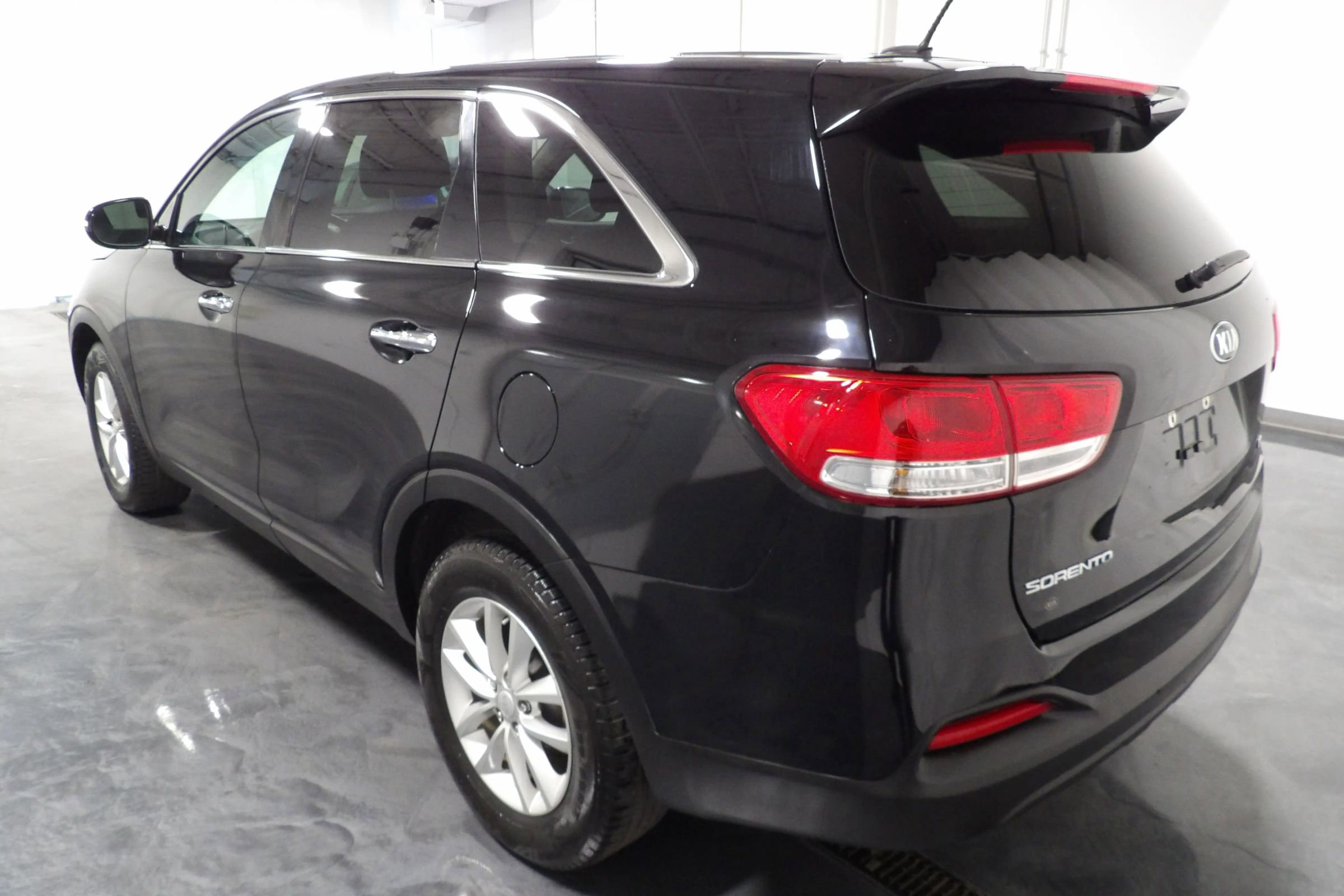 Used 2017 Kia Sorento L image 5