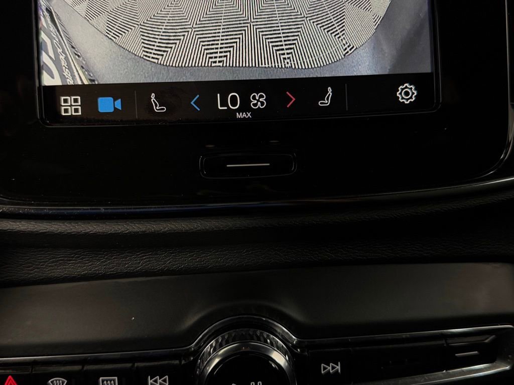 Used 2025 Volvo XC40 B5 Core image 20