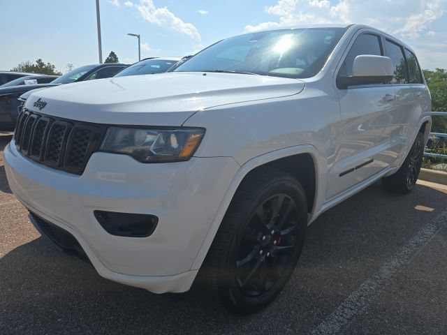 Used 2018 Jeep Grand Cherokee Altitude AWD/4WD image 3