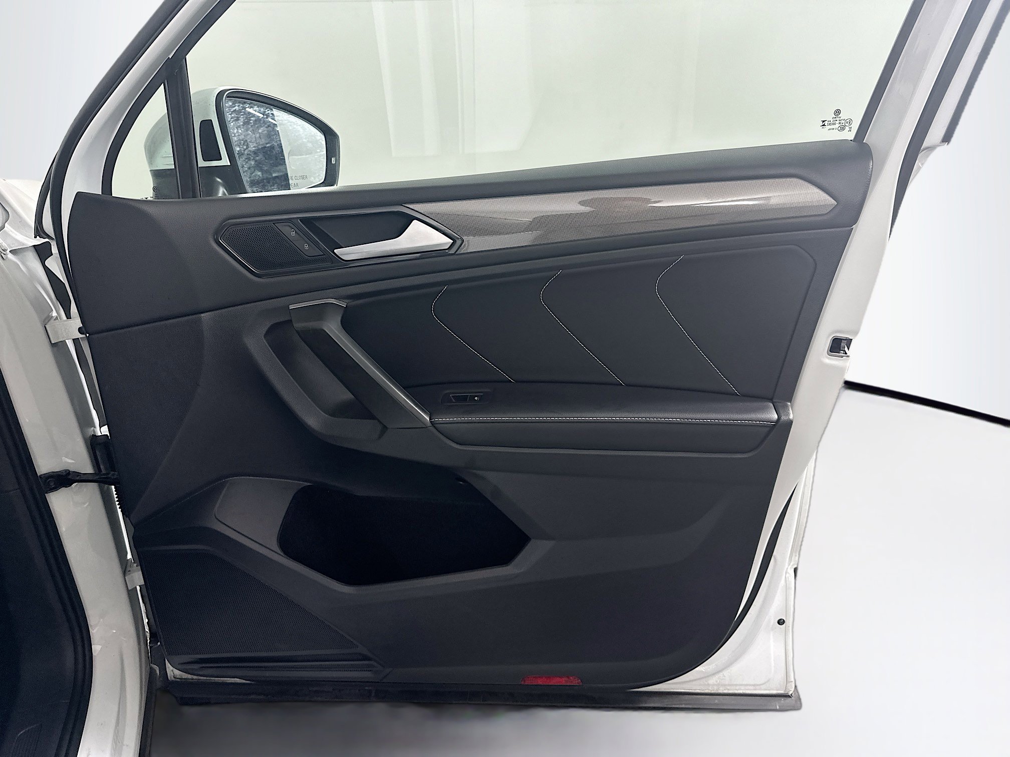 Used 2024 Volkswagen Tiguan SE image 33