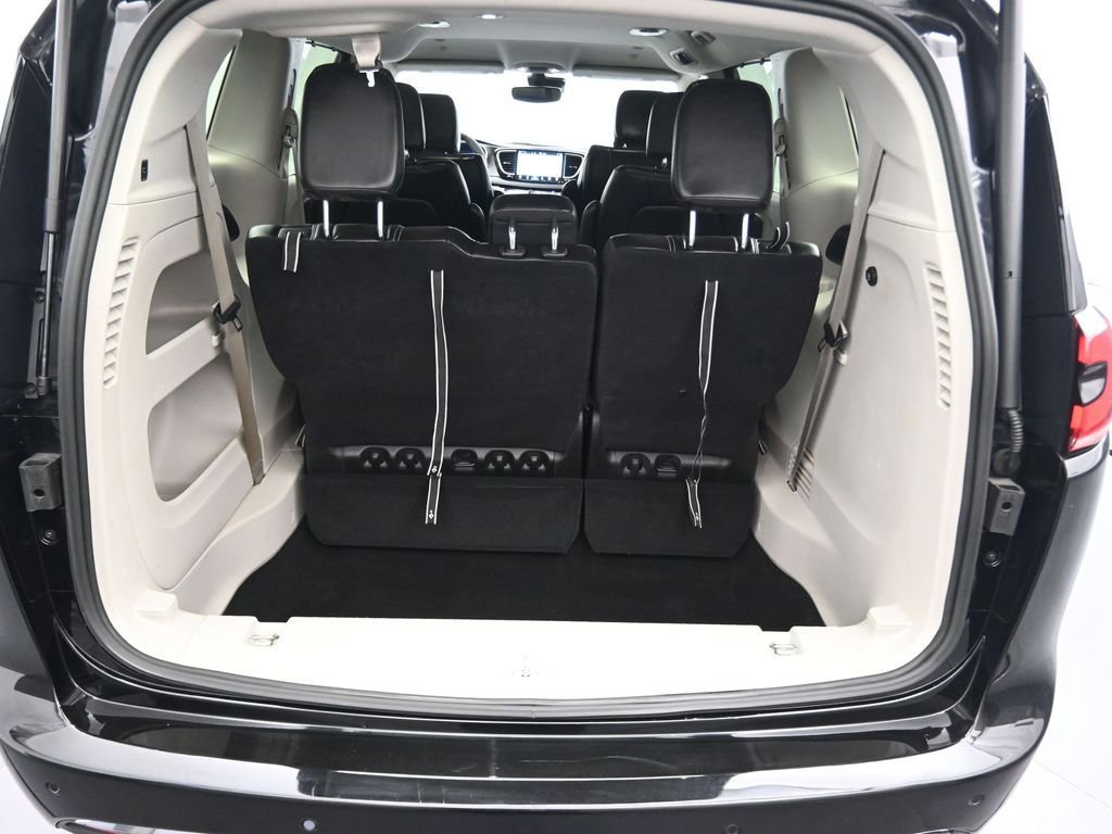 Used 2024 Chrysler Pacifica Touring-L image 16