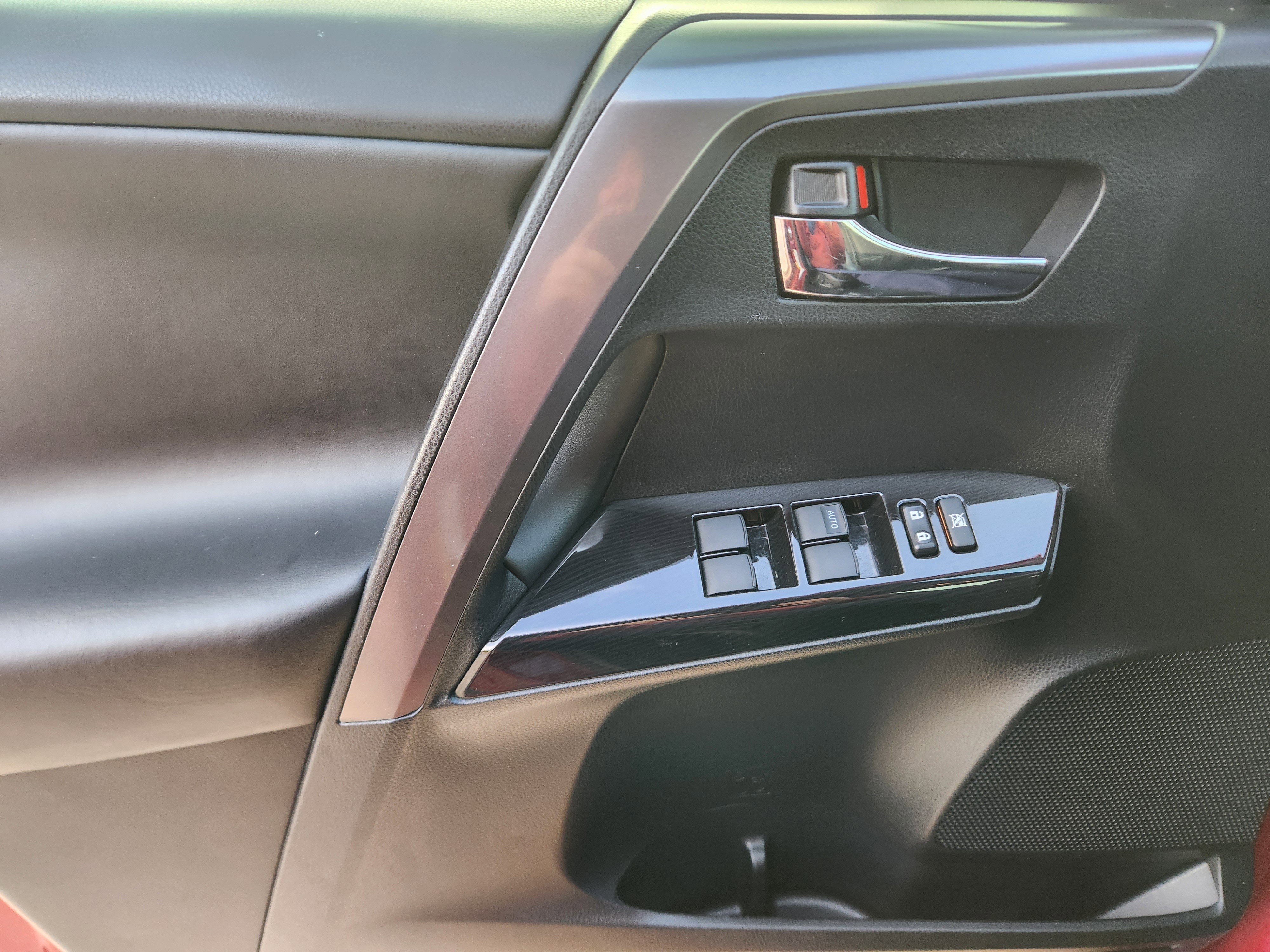 Used 2018 Toyota RAV4 SE image 28