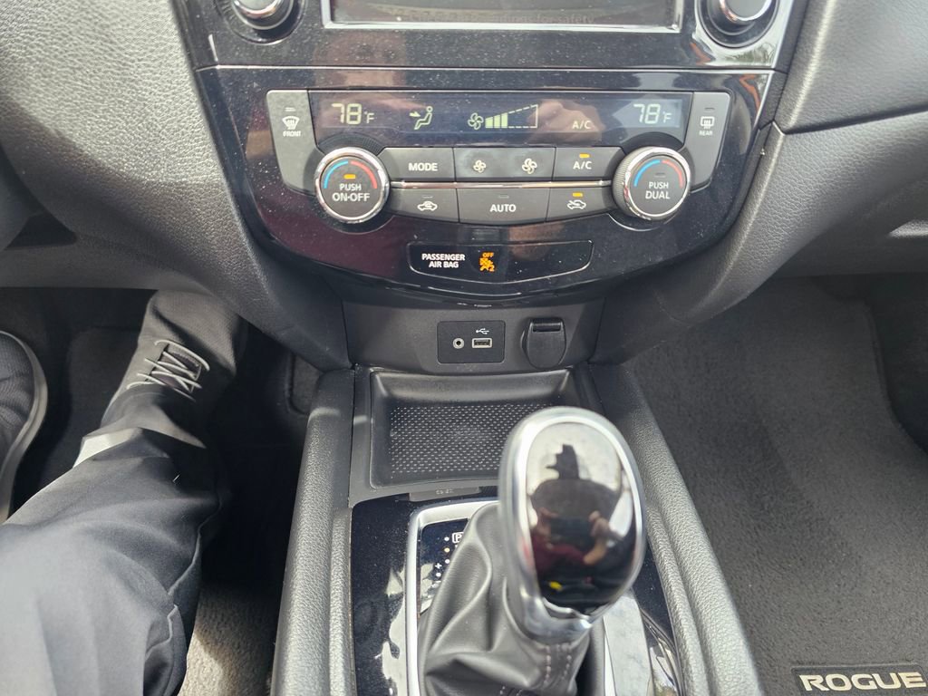 Used 2019 Nissan Rogue SV image 22