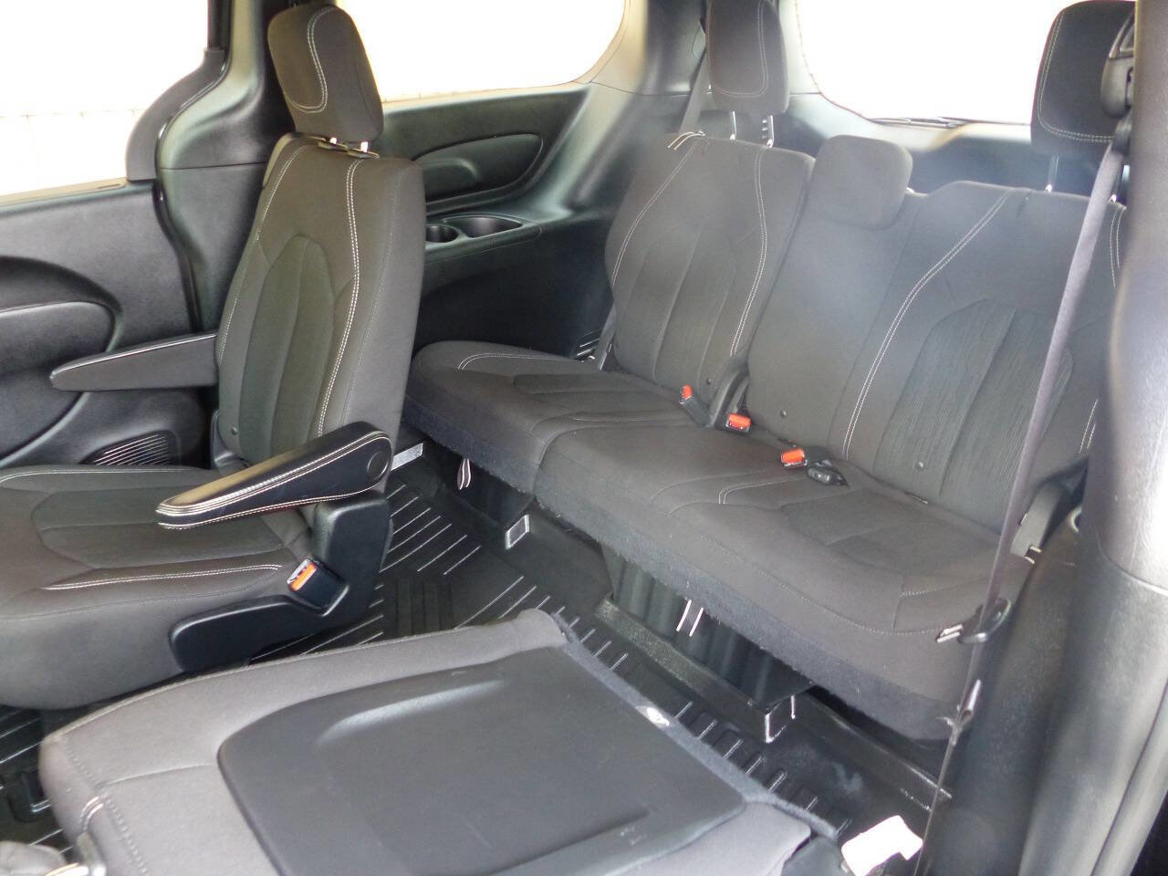 Used 2021 Chrysler Pacifica Touring w/ Uconnect Theater Family Group image 34