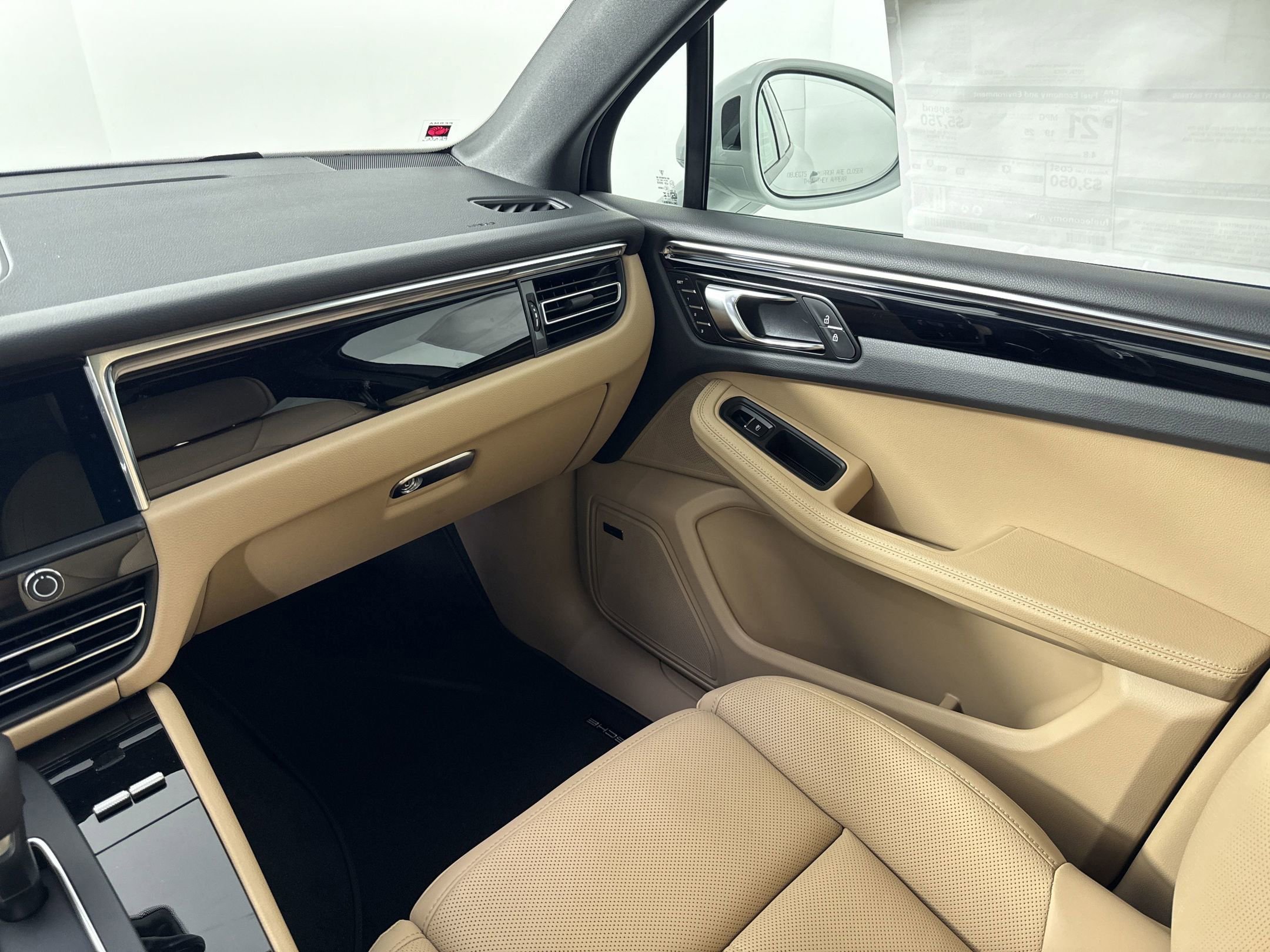 Certified 2025 Porsche Macan image 28