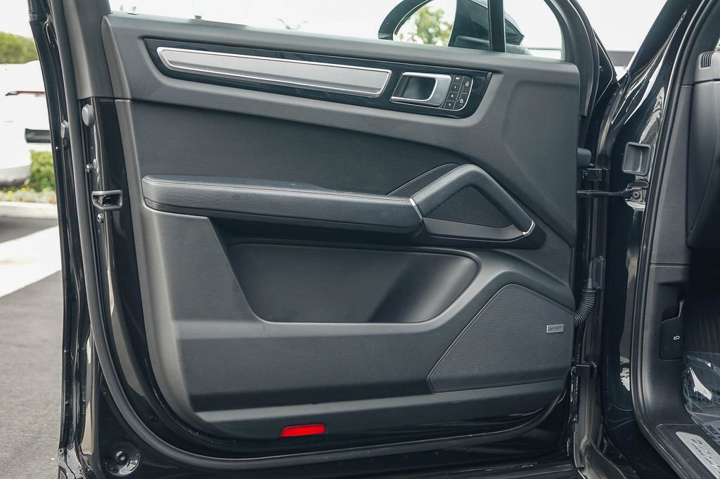 Used 2023 Porsche Cayenne Platinum Edition image 22