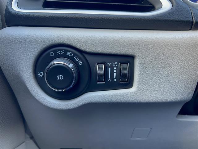 Used 2023 Chrysler Pacifica Touring-L FWD image 30
