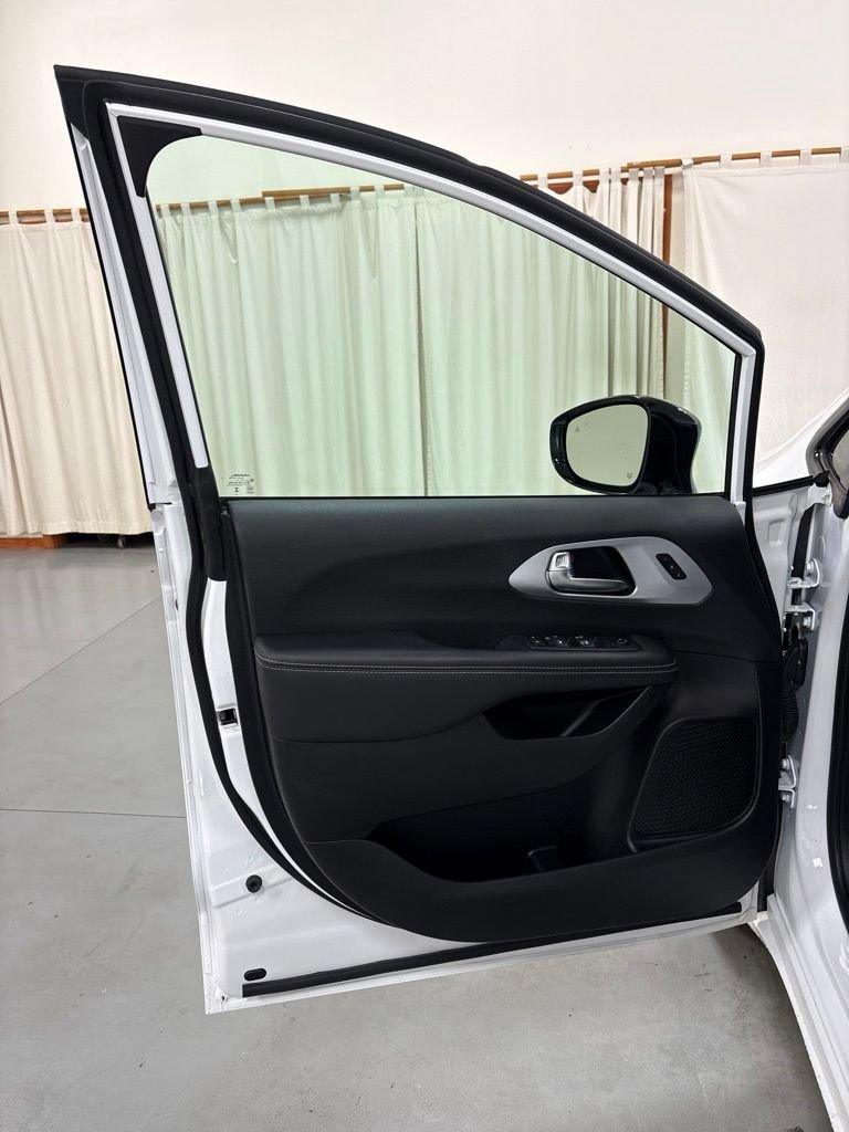 Used 2024 Chrysler Pacifica Touring-L w/ S Appearance Package AWD/4WD image 17