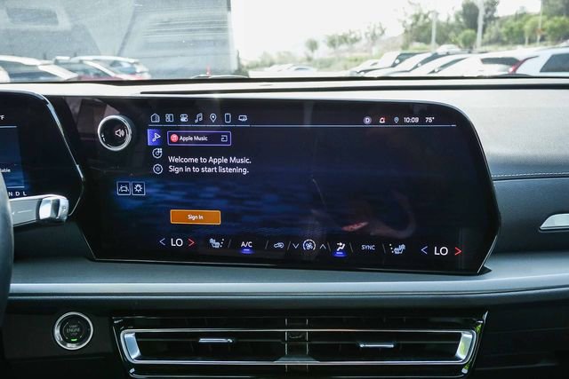 Used 2025 Chevrolet Traverse LT image 15