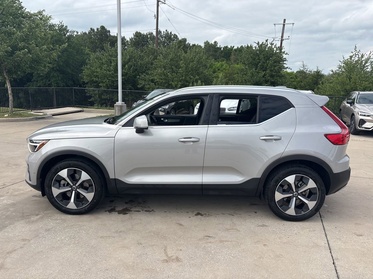 Certified 2025 Volvo XC40 B5 Plus AWD/4WD image 8