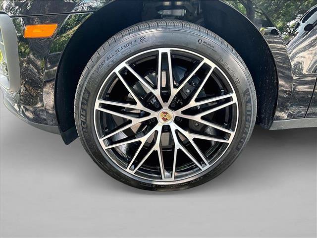 Used 2024 Porsche Macan AWD/4WD image 10