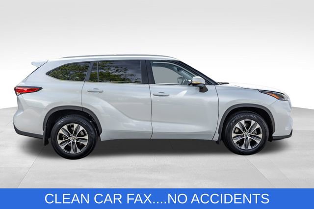 Used 2023 Toyota Highlander XLE AWD/4WD image 3