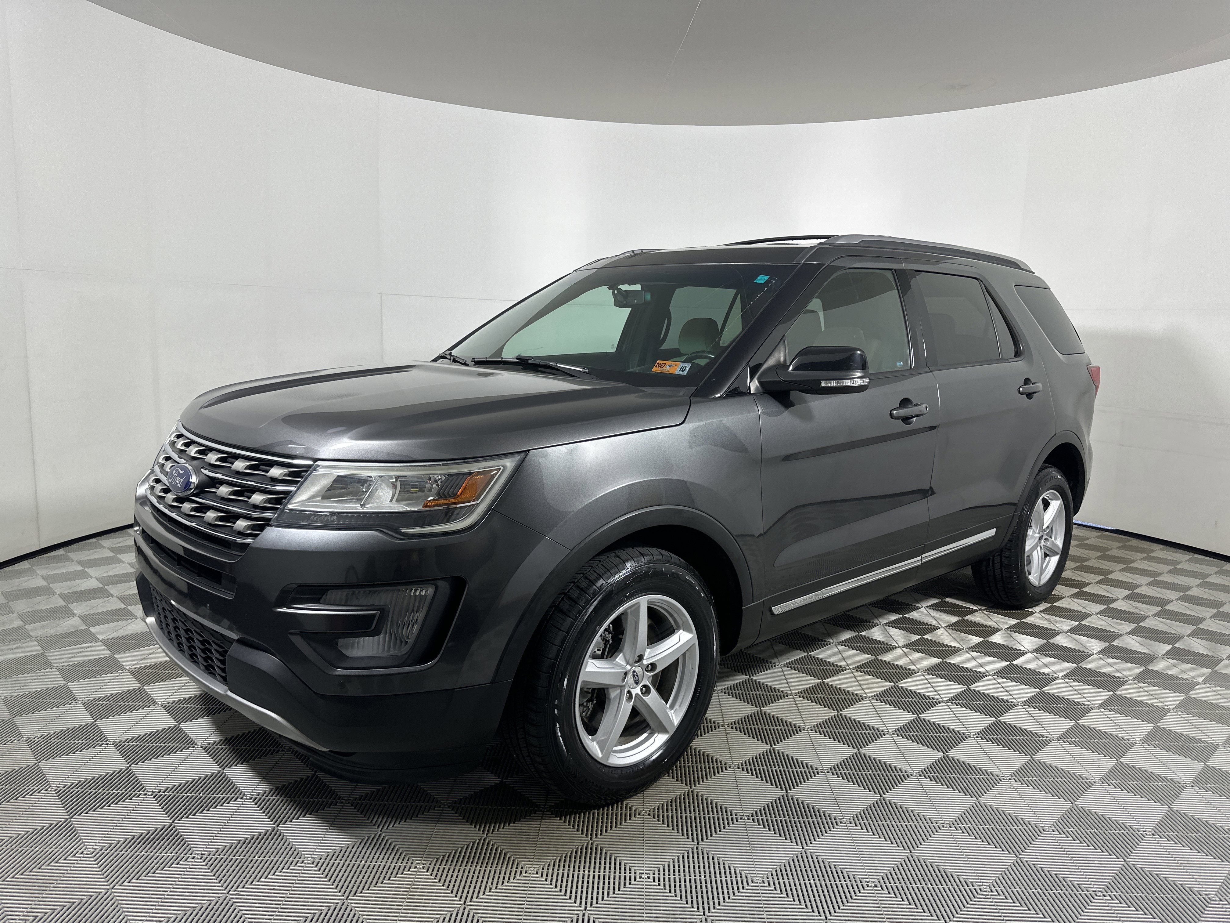 Used 2016 Ford Explorer XLT w/ Equipment Group 201A image 3