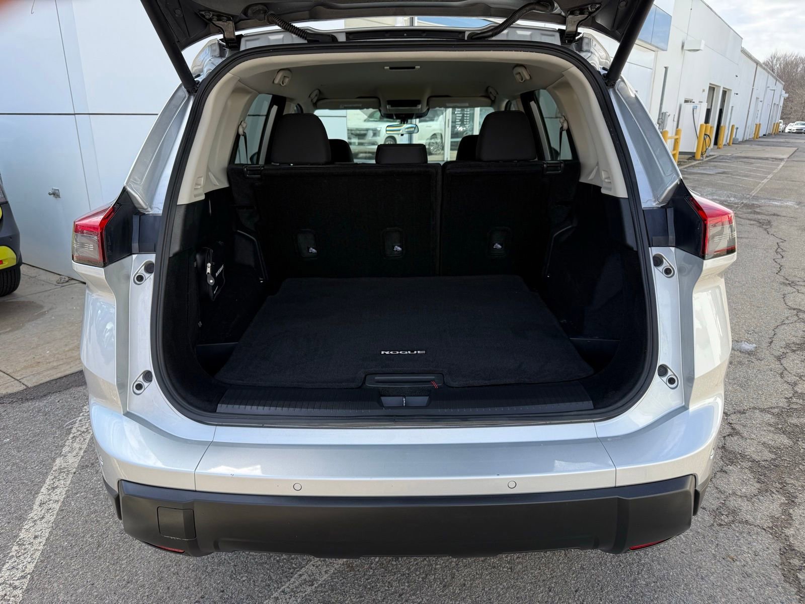 Used 2024 Nissan Rogue SV image 40