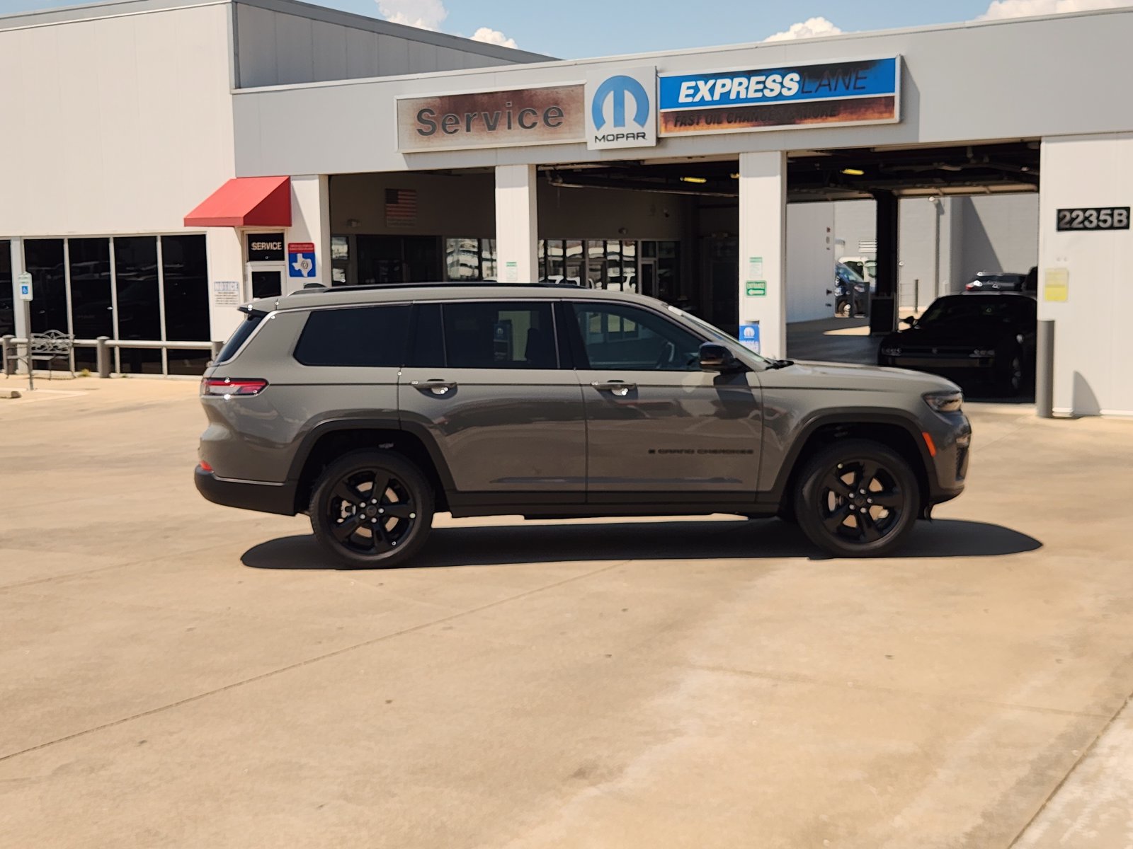 New 2027 Jeep Grand Cherokee L Limited w/ Limited Altitude Package AWD/4WD image 7
