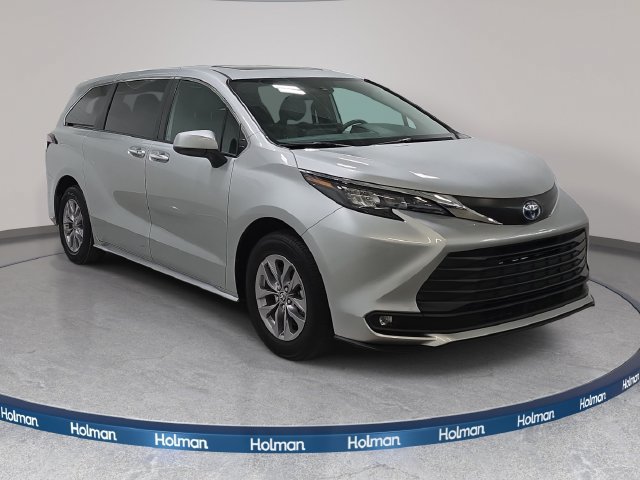 Certified 2025 Toyota Sienna XLE FWD image 3