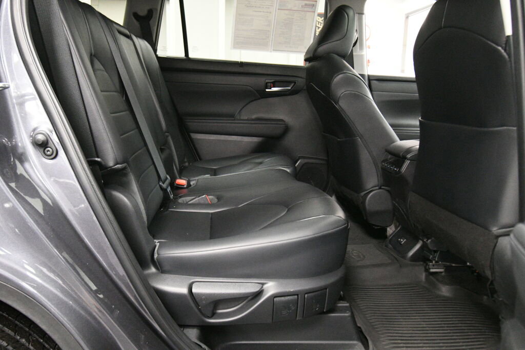 Certified 2023 Toyota Highlander XLE image 27