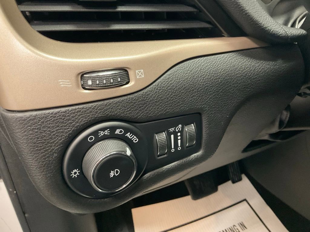 Used 2016 Jeep Cherokee Limited image 20