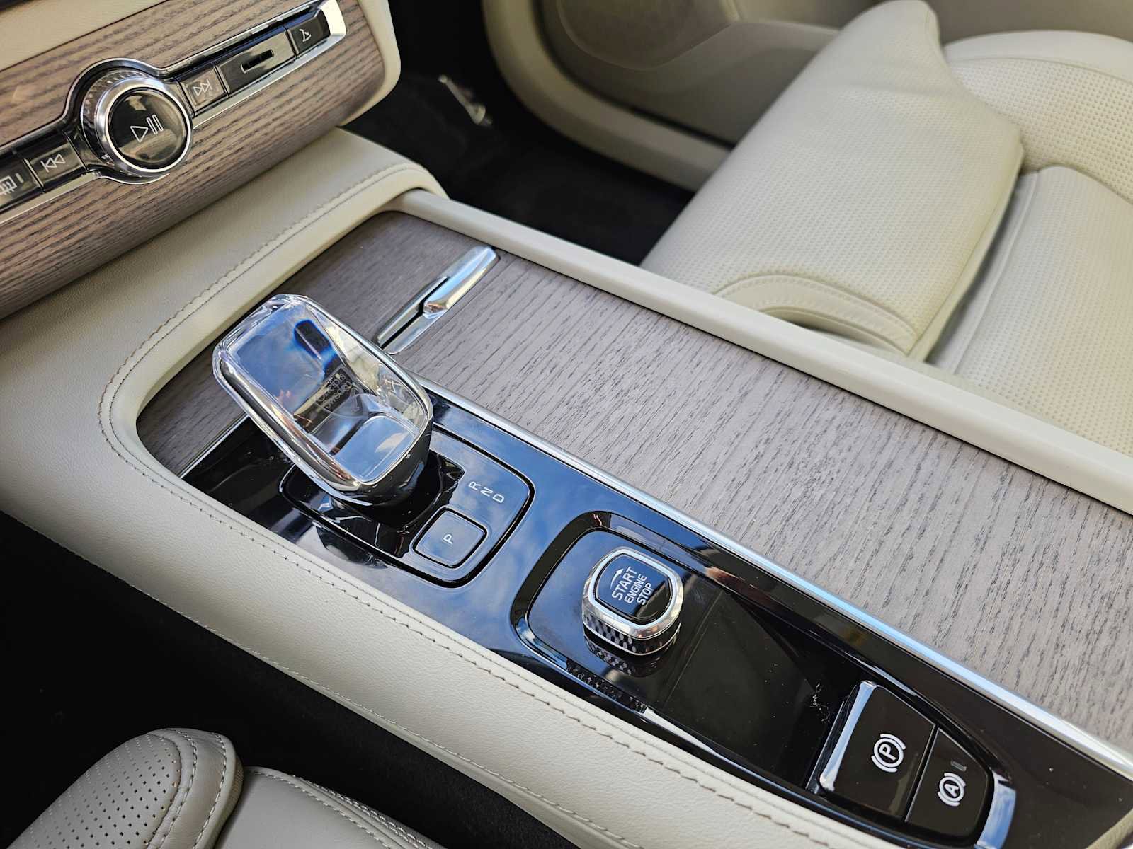 Used 2023 Volvo XC90 T8 Ultimate w/ Lounge Package image 29