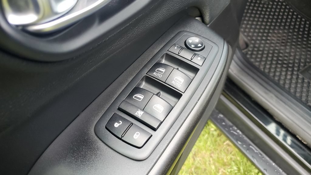 Used 2019 Jeep Cherokee Trailhawk w/ Cold Weather Group AWD/4WD image 6