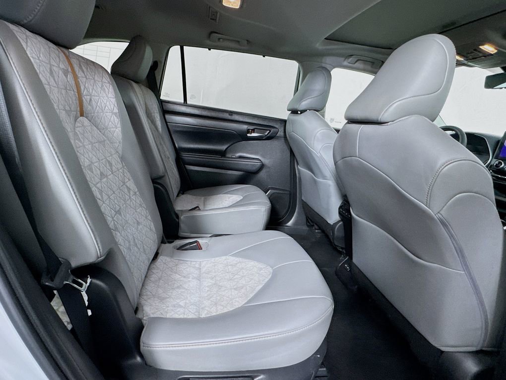 Used 2023 Toyota Highlander Bronze Edition image 31