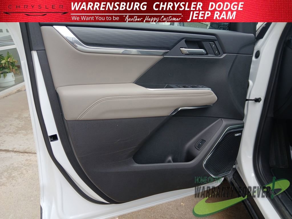 Used 2026 GMC Acadia Elevation w/ Elevation Premium Package AWD/4WD image 12