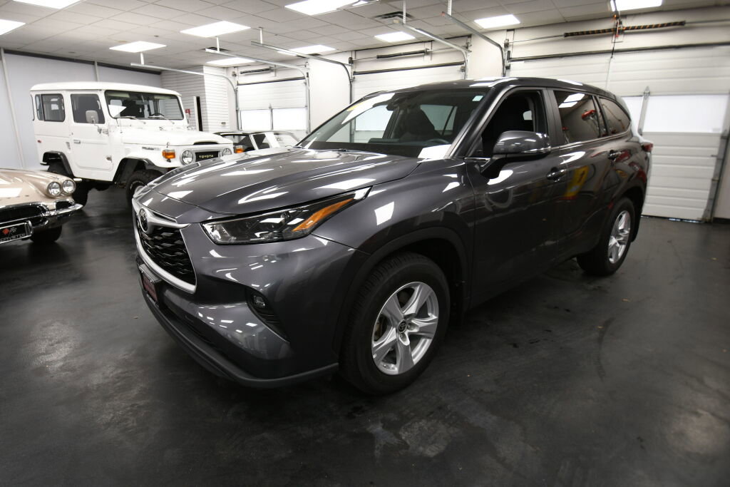 Certified 2024 Toyota Highlander LE image 3