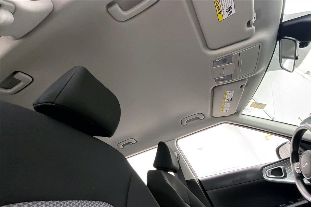 Used 2023 Kia Soul LX w/ LX Technology Package FWD image 17