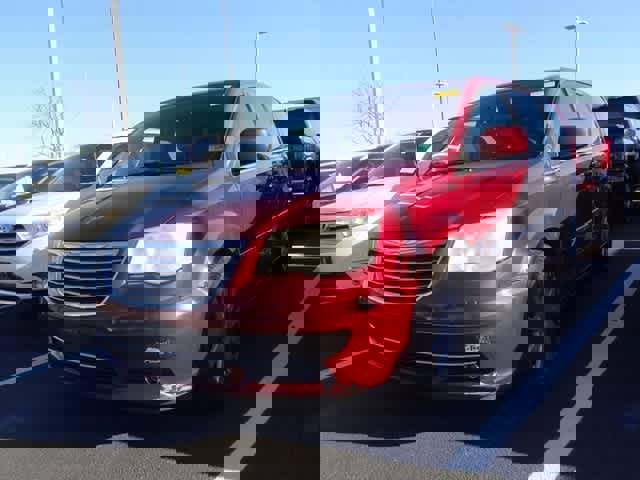 Used 2013 Chrysler Town & Country Touring image 1