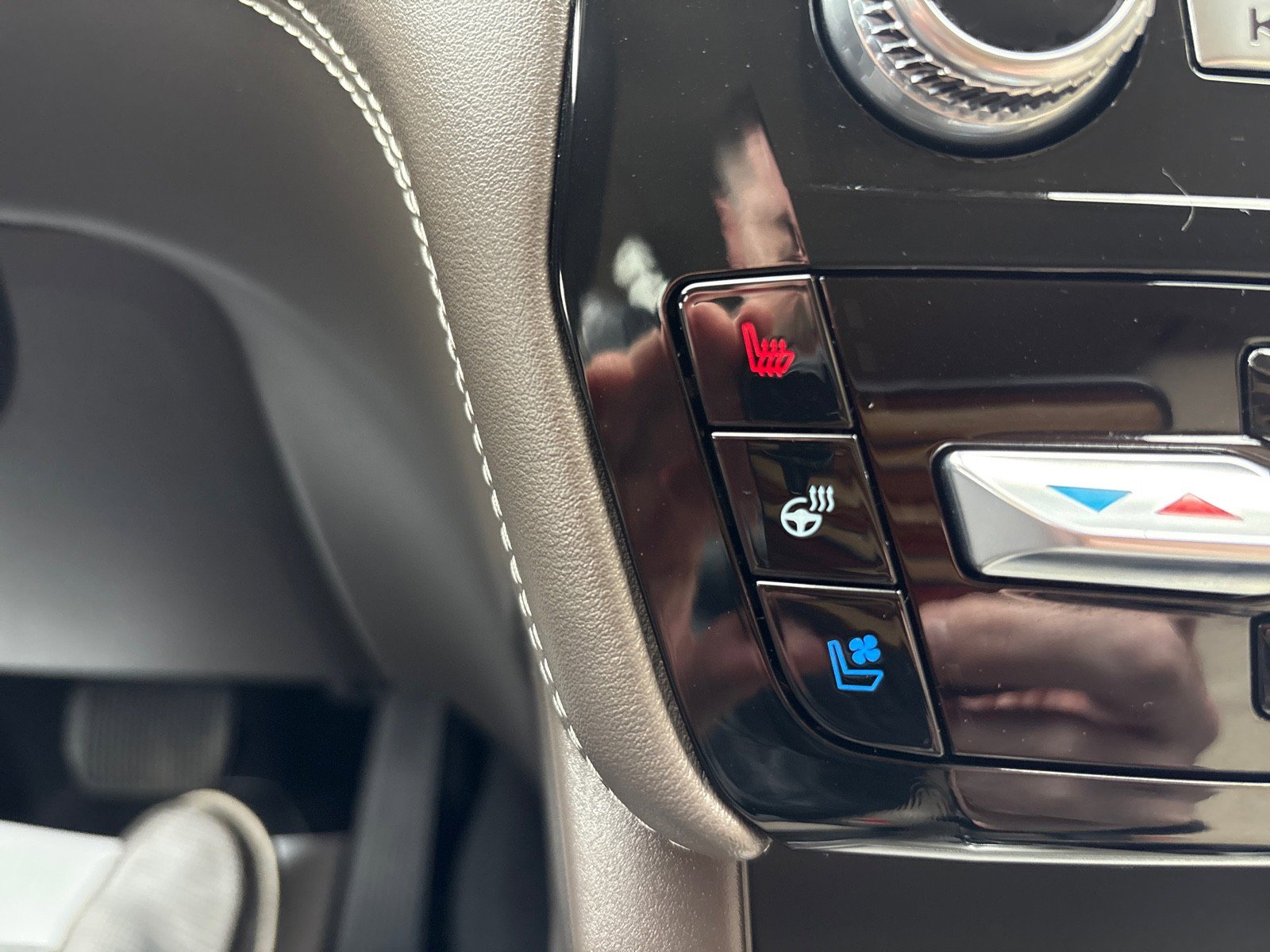 Used 2024 Ford Explorer Platinum w/ Technology Package image 22