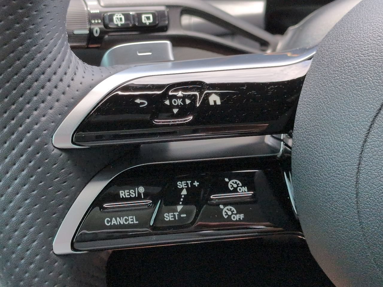 Used 2025 Mercedes-Benz GLC 300 4MATIC image 25
