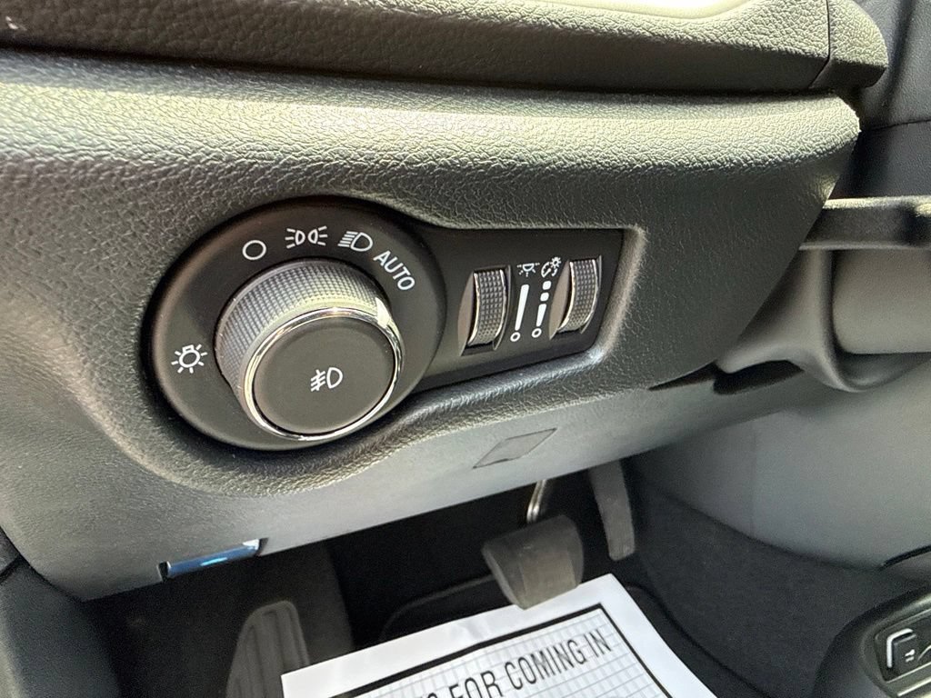New 2026 Chrysler Pacifica Select AWD/4WD image 24
