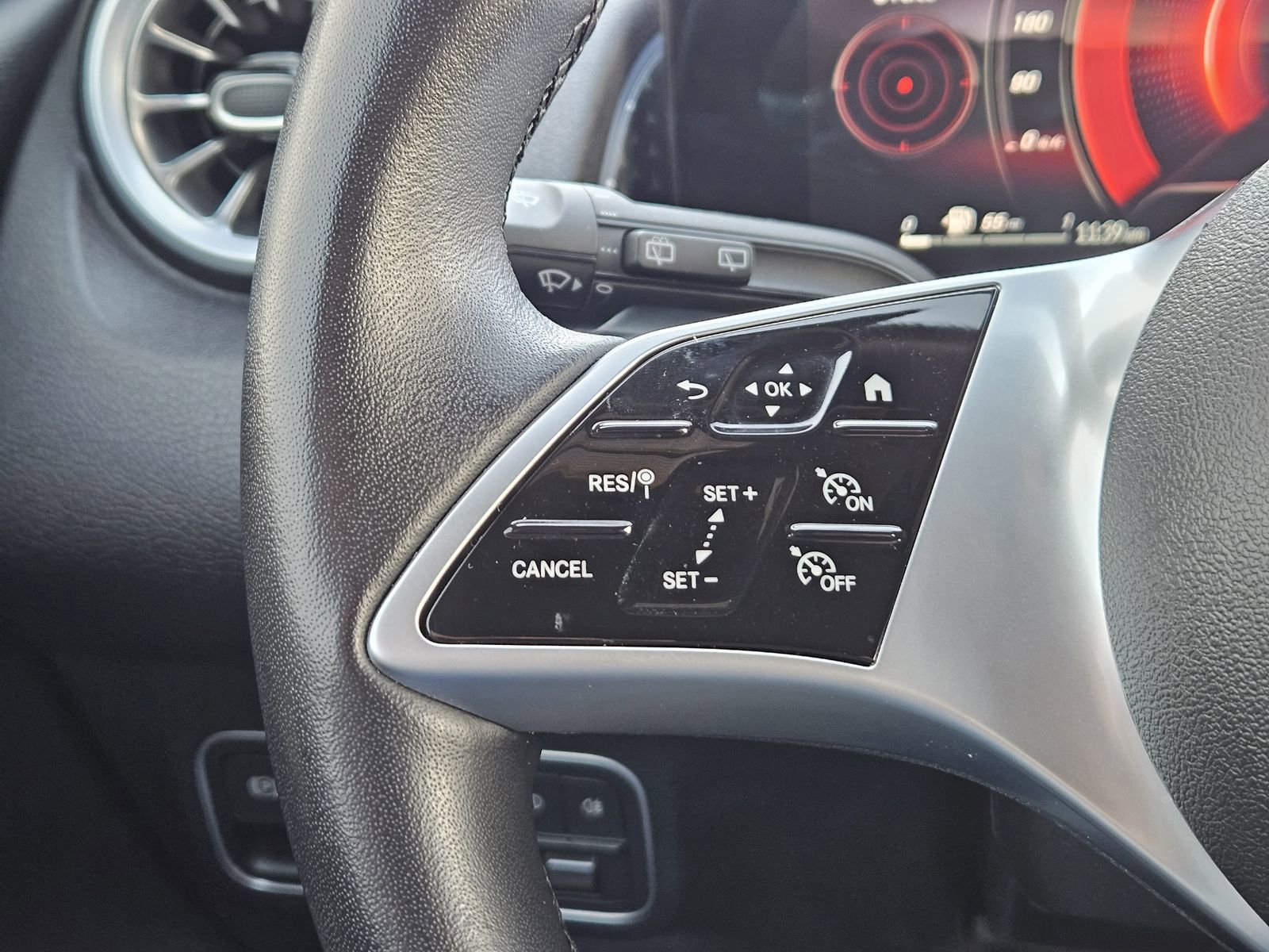 Used 2025 Mercedes-Benz GLB 250 4MATIC image 28