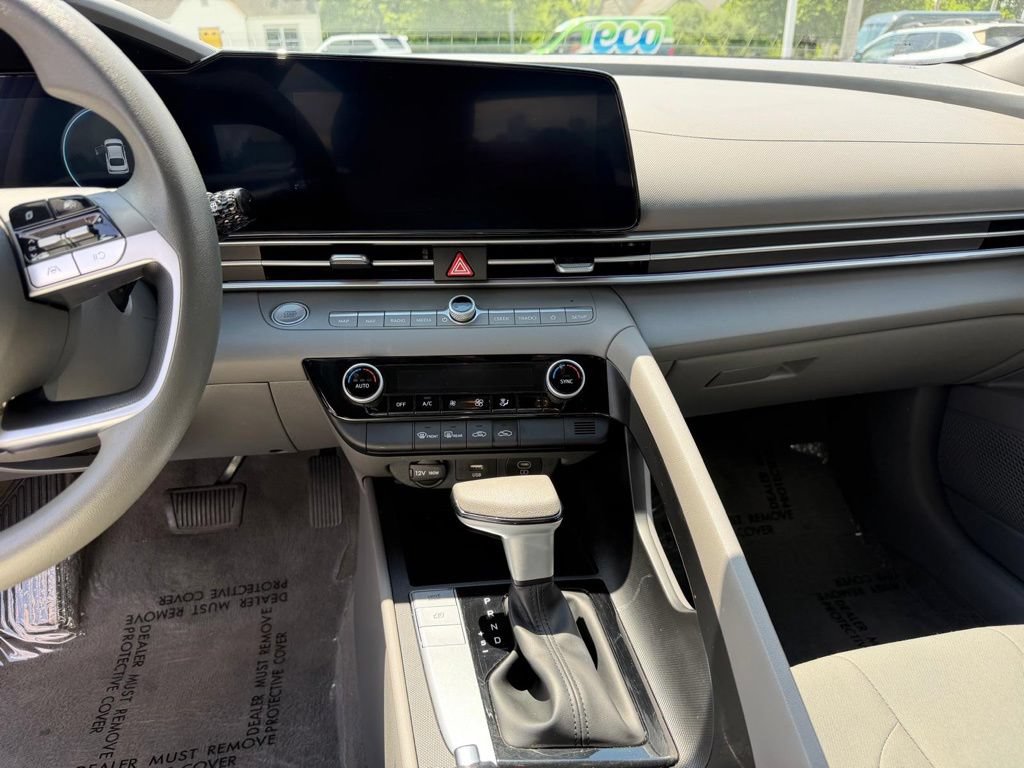 Used 2024 Hyundai Elantra SEL FWD image 28
