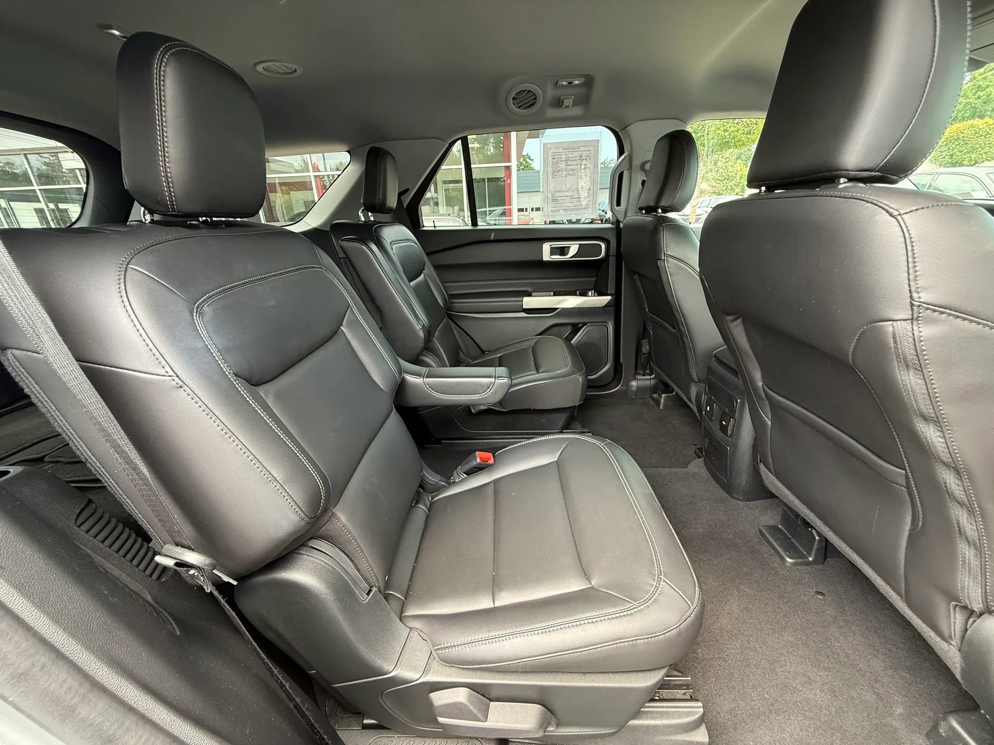 Used 2022 Ford Explorer XLT w/ Equipment Group 202A AWD/4WD image 16