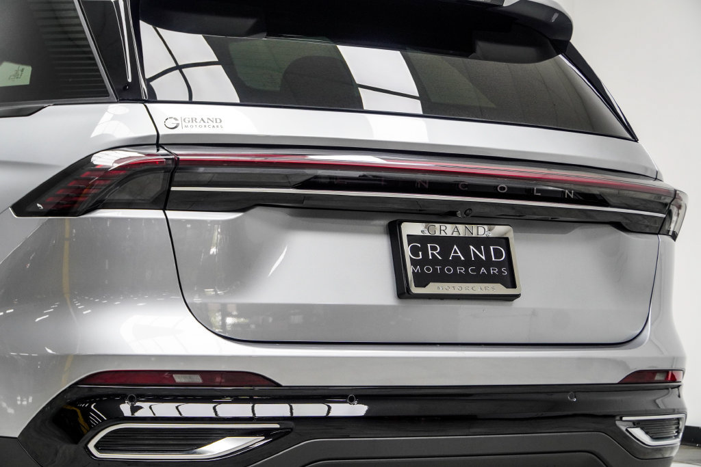 Used 2025 Lincoln Nautilus Premier AWD/4WD image 17